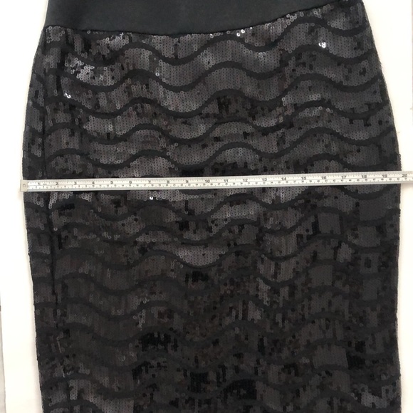 Linda Lundstrom Black Pencil skirt. Perfect for formal occasions, fully Lined. - Picture 11 of 12